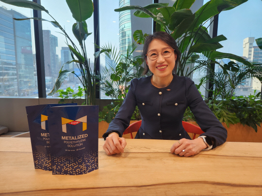 손희진 한국다우 패키징·특수 플라스틱사업부 세일즈·마케팅 이사가 지난 11일 서울 강남구 영동대로에 위치한 한국다우 본사에서 인터뷰를 하고 있다. 한국다우 제공.